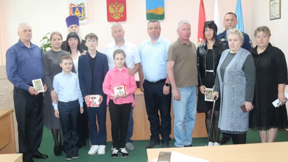 В Севске семьям двоих погибших участников СВО вручили ордена Мужества бойцов
