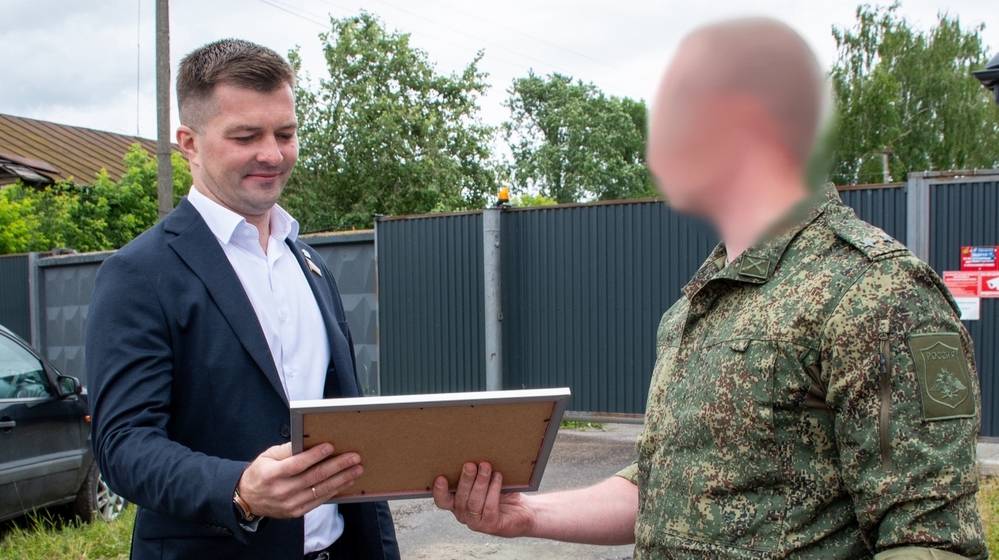 Брянский депутат передал бытовку бойцам СВО
