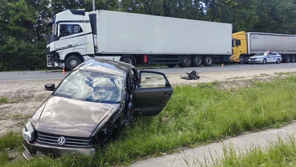 Под Жуковкой уснувший водитель Volkswagen попал в ДТП с двумя тягачами