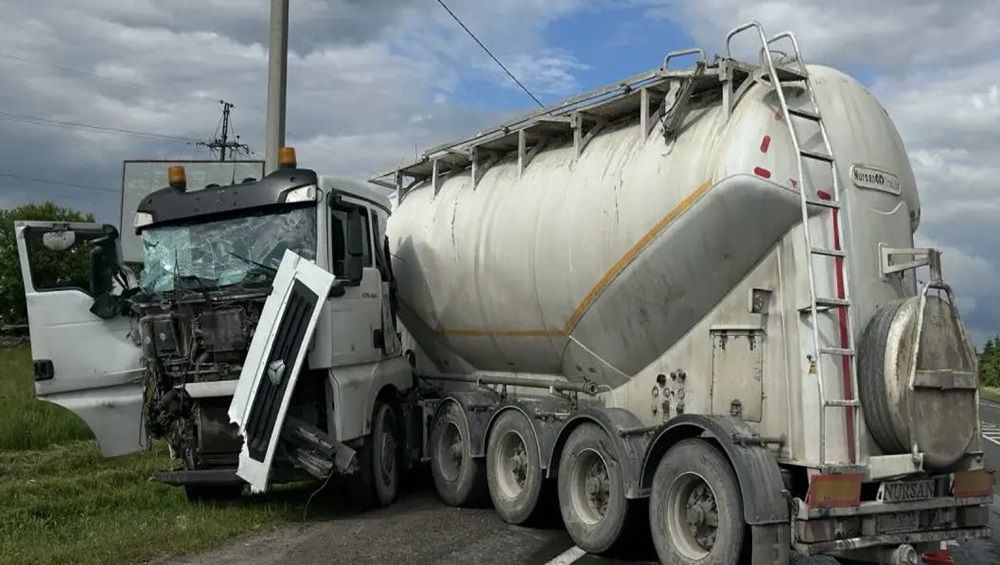 Под Почепом грузовик при обгоне врезался в автобус ПАЗ – ранен 46-летний водитель