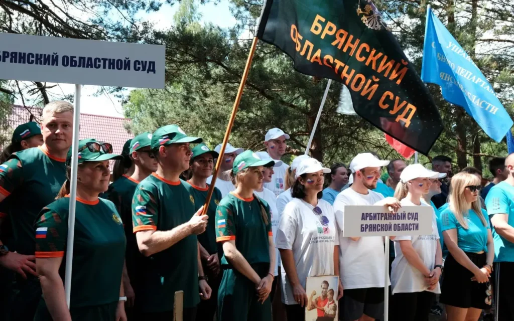 Суды Брянской области устроили спортивный фестиваль с боем подушками