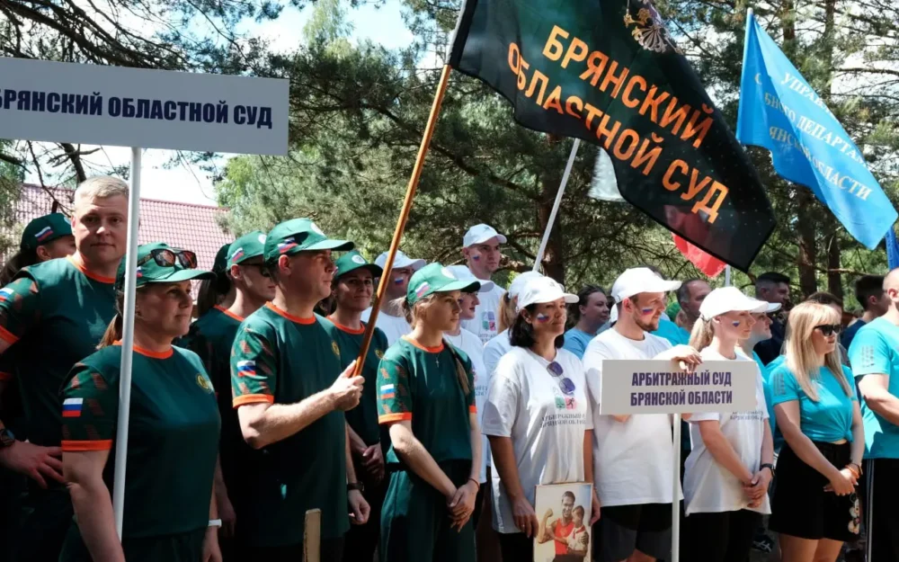 Суды Брянской области устроили спортивный фестиваль с боем подушками