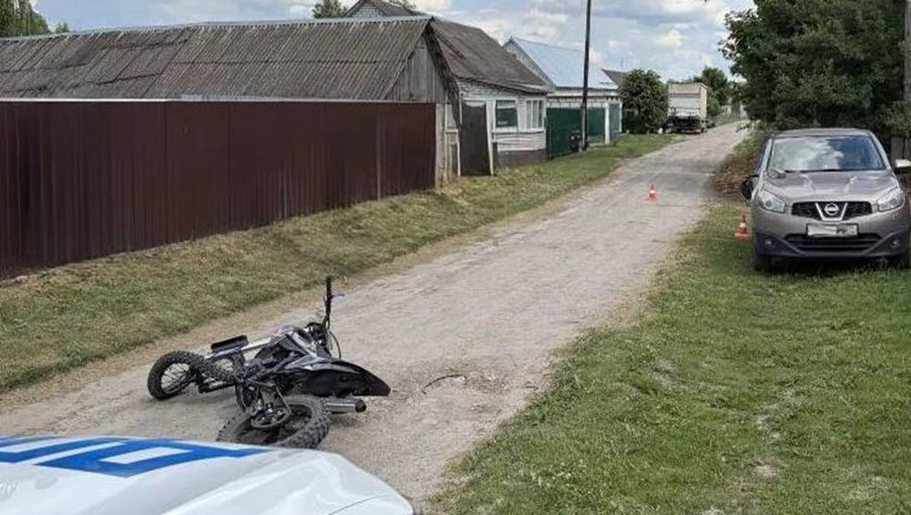 В Дятькове пьяный мотоциклист врезался в припаркованный автомобиль