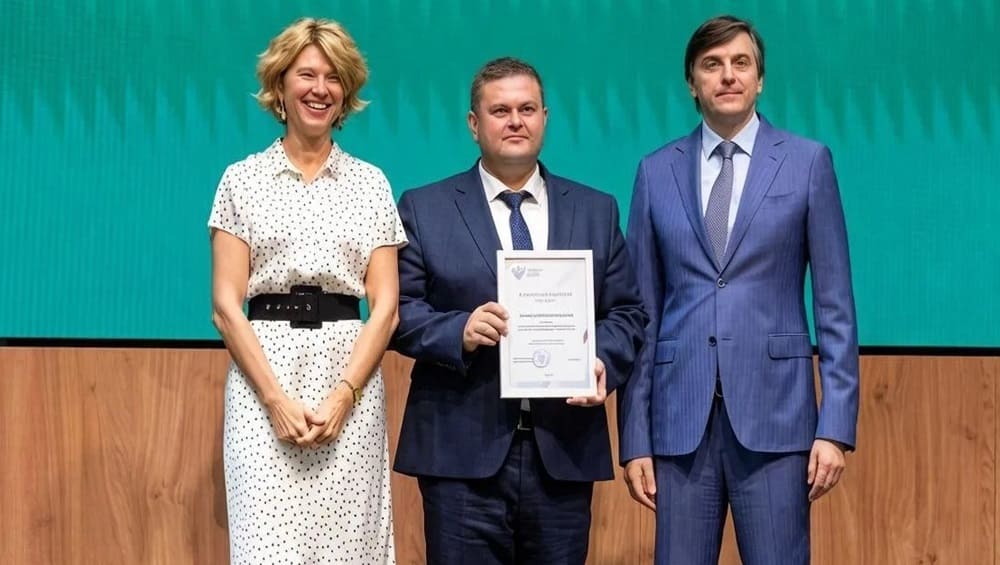 Министр просвещения вручил благодарственное письмо директору брянской гимназии