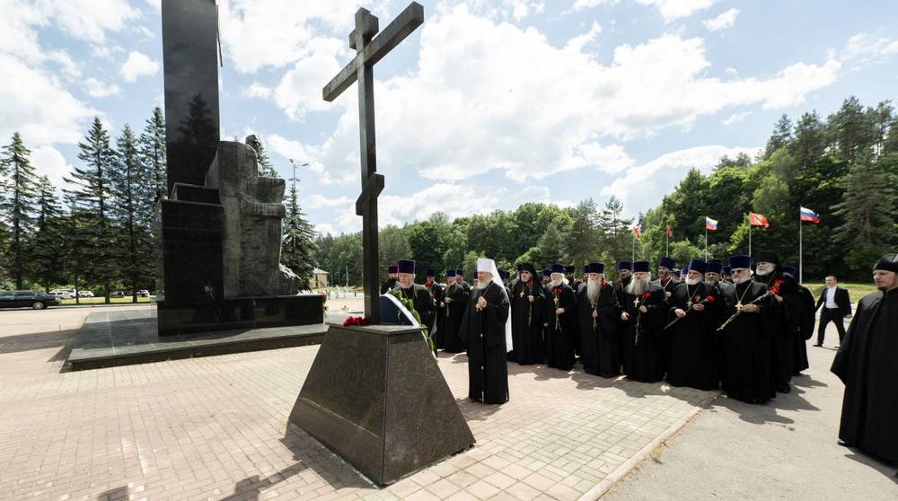 В канун Дня памяти и скорби митрополит Александр с духовенством возложил венок и цветы к Поклонному Кресту