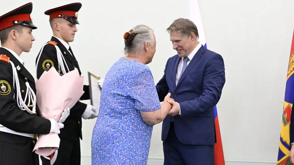 В Брянске 26 медицинским работникам Мурашко и Ковальчук вручили награды