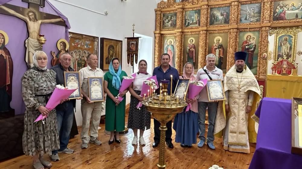 В храме поселка Локоть родителям участников СВО вручены Архиерейские грамоты