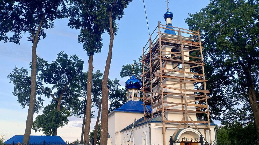 На колокольне Казанского храма Навлинского благочиния установлены купол и крест