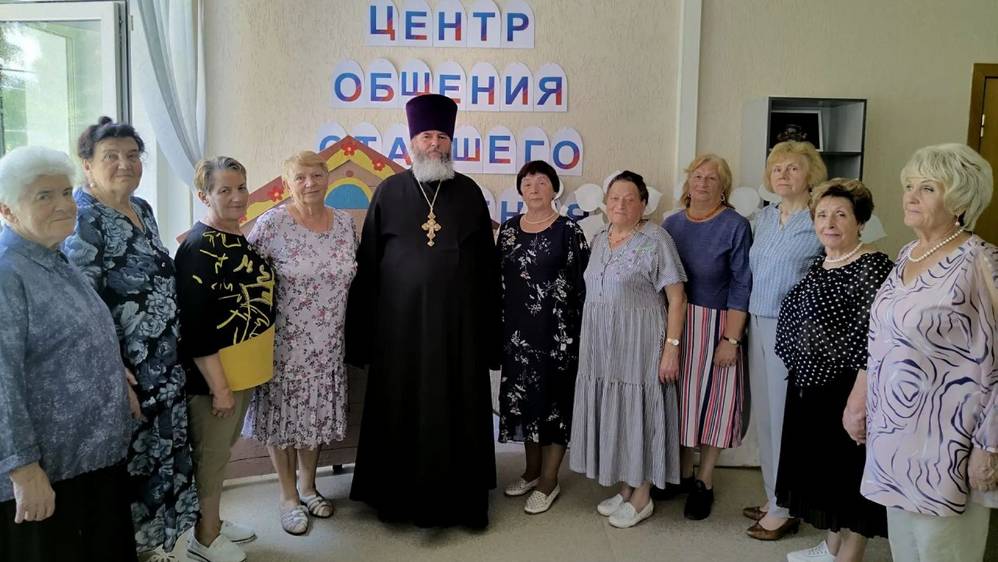 Накануне Дня Крещения Руси священник посетил Локотской Центр общения старшего поколения
