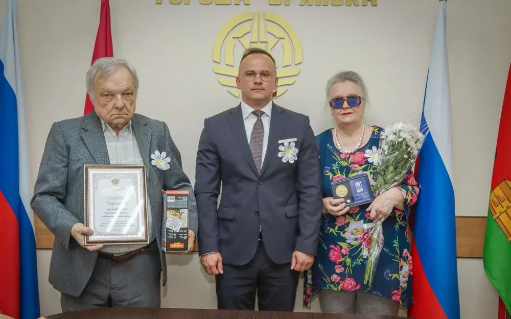 В Брянске две семейные пары наградили медалями «За любовь и верность»