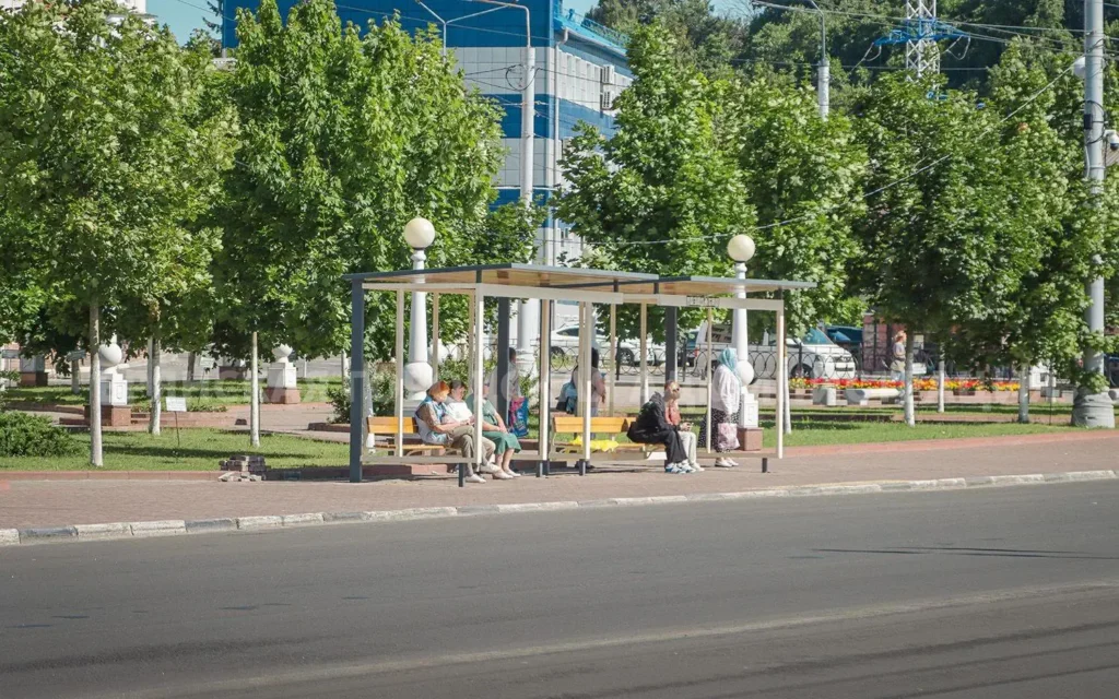 На улице Калинина в Брянске появились прозрачные остановки
