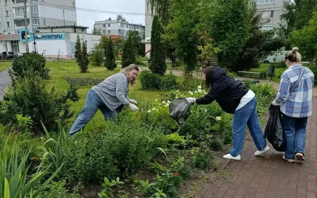 Дождь не помешал брянским чиновникам выйти на санитарную пятницу