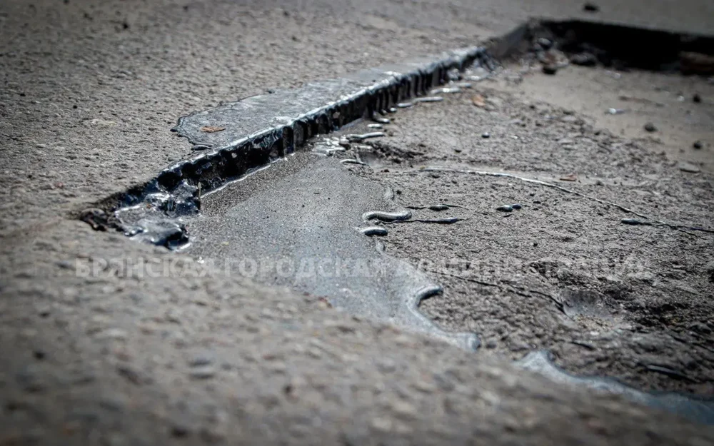 Брянские дорожники залатали 323 квадратных метра асфальта за день
