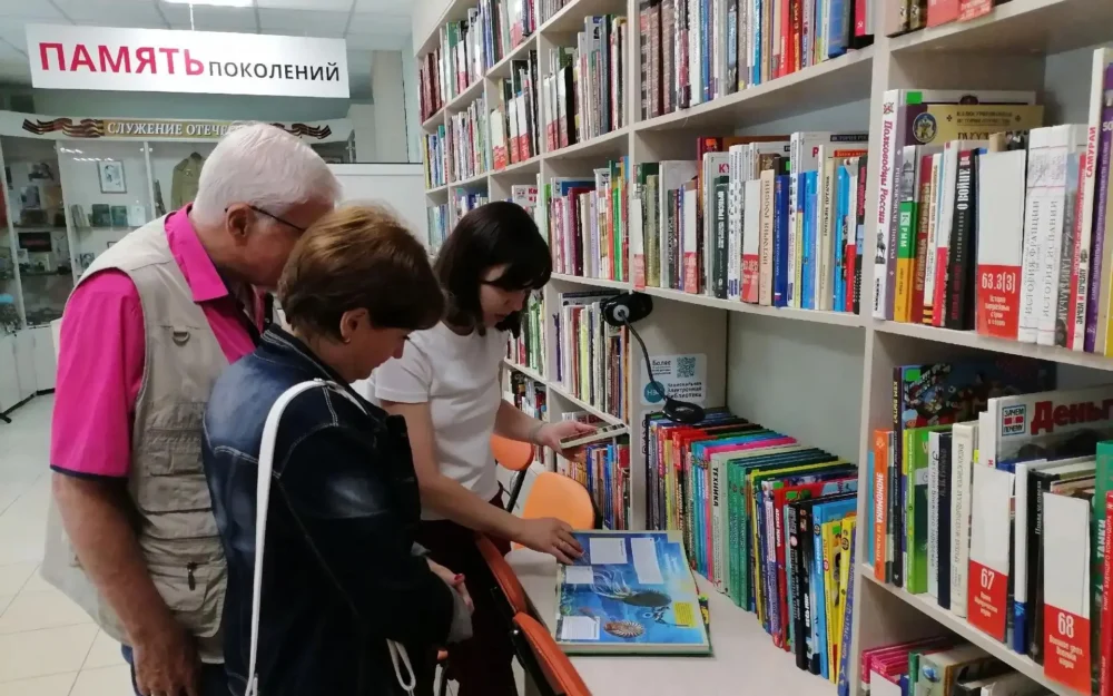 Учёные из Ставрополя примерили очки дополненной реальности в брянской библиотеке