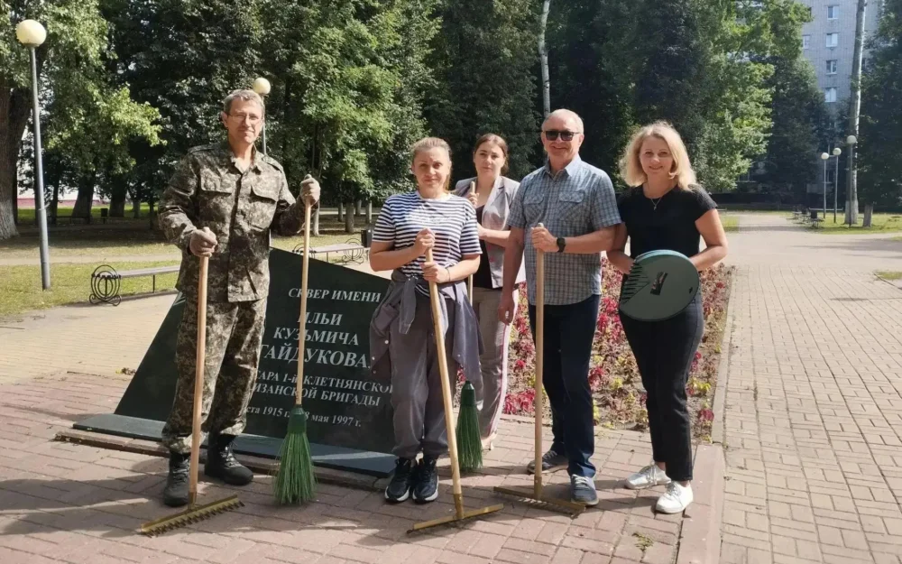 Чиновники Брянска вышли на санитарную пятницу с мешками и краской