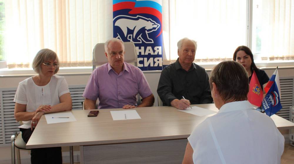 Брянские партийцы провели приемы граждан