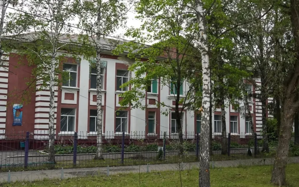Врио губернатора Ковальчук осмотрел последствия атаки ВСУ на брянскую школу