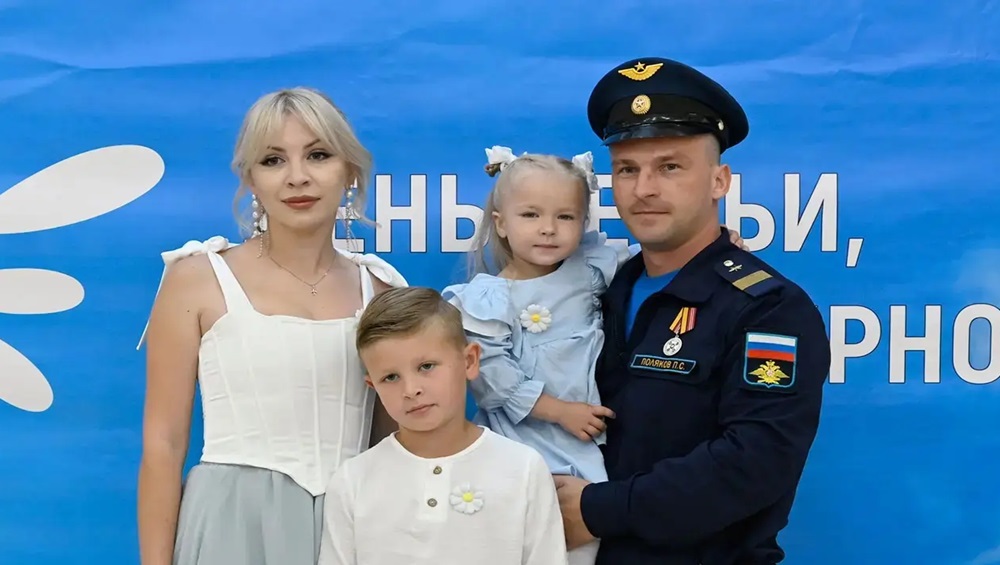 Брянский глава поздравил семью Поляковых с победой в конкурсе «Семья года-2026»
