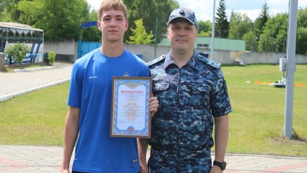В Брянске юных футболистов наградили за помощь в задержании пьяного водителя