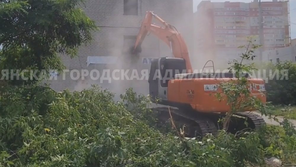 В Брянске снесли расселённый аварийный дом на улице Спартаковской