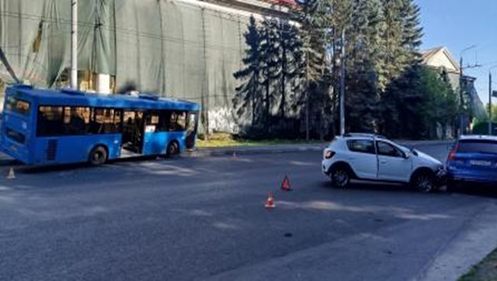 В Брянске на улице Калинина автобус № 37 попал в массовое ДТП