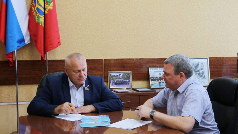 Валентин Суббот провел рабочую встречу с генеральным директором АО «КЗПК» Сергеем Шашуро
