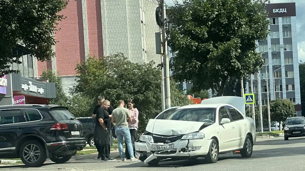 В Брянске возле диагностического центра столкнулись автомобили