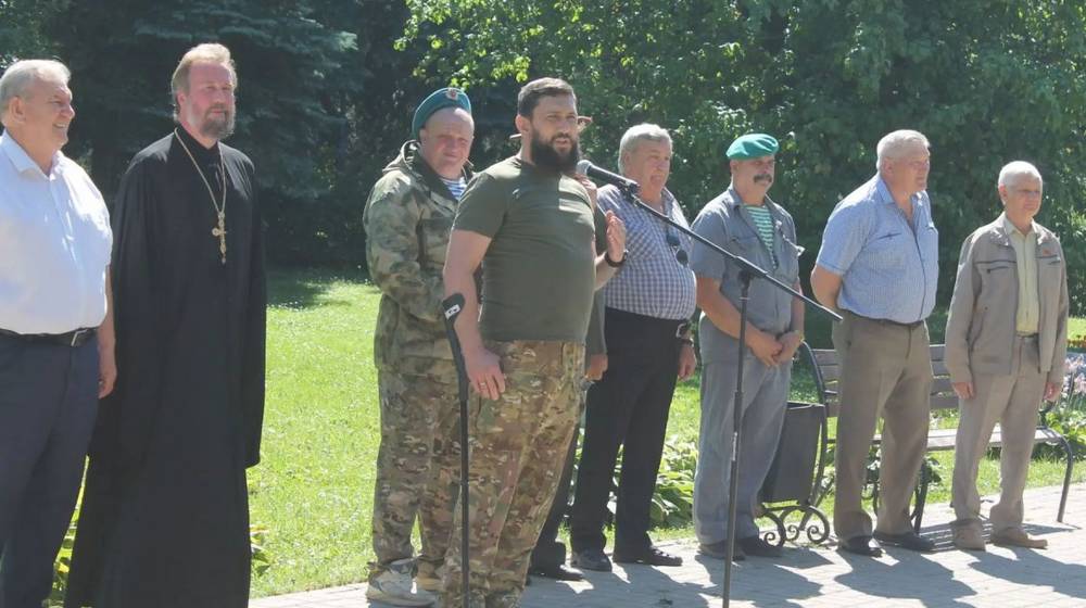 Благочинный Брасовского церковного округа поздравил десантников