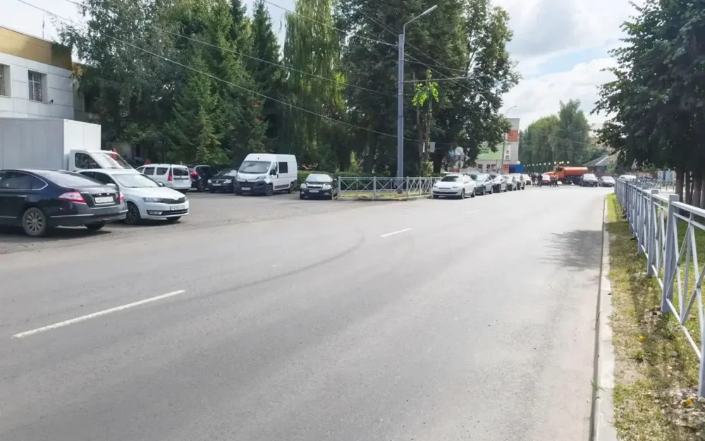 Новую остановку на Советской в Брянске повредили еще до приёмки дороги