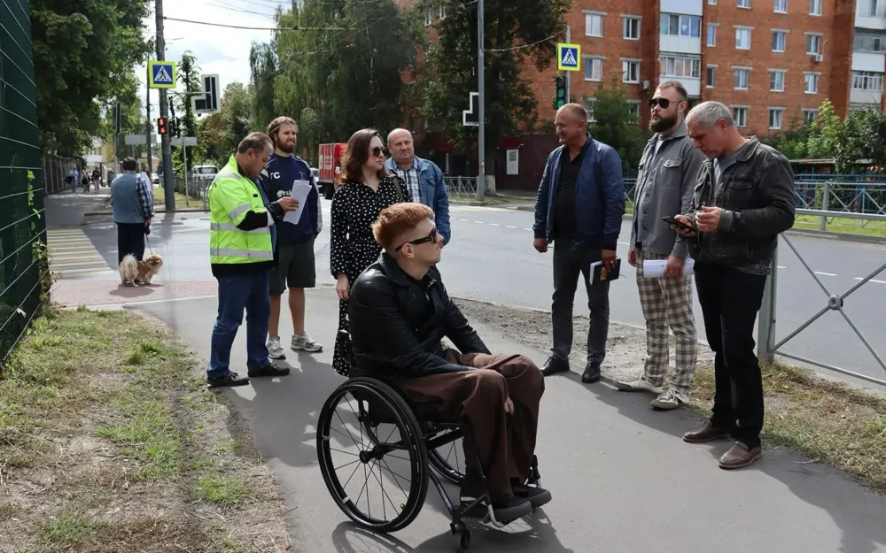 Новую остановку на Советской в Брянске повредили еще до приёмки дороги