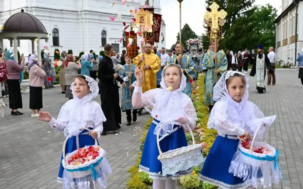 В Брянской области прошел крестный ход в честь Свенской иконы Божией Матери