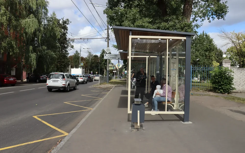 Новую остановку на Советской в Брянске повредили еще до приёмки дороги