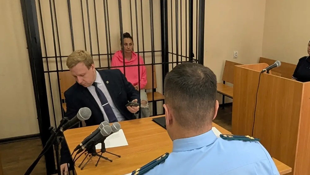 Фиктивную жену брянского бойца СВО за мошенничество отправили под домашний арест