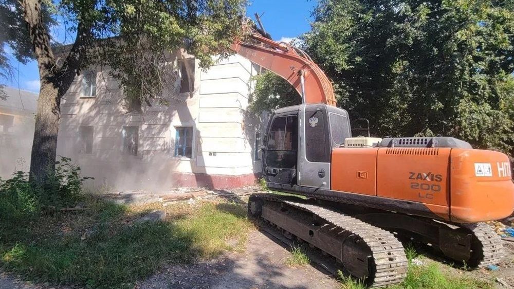 В Брянске начали сносить аварийный дом на улице Коммунистической