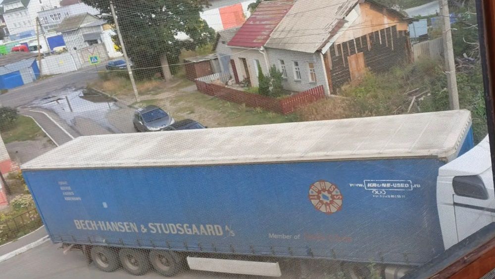 В Брянске застрявшая во дворе дома фура едва не разбила припаркованные легковушки