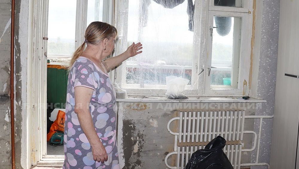 Брянец бесплатно помог жильцам дома, пострадавшего при ракетном ударе ВСУ