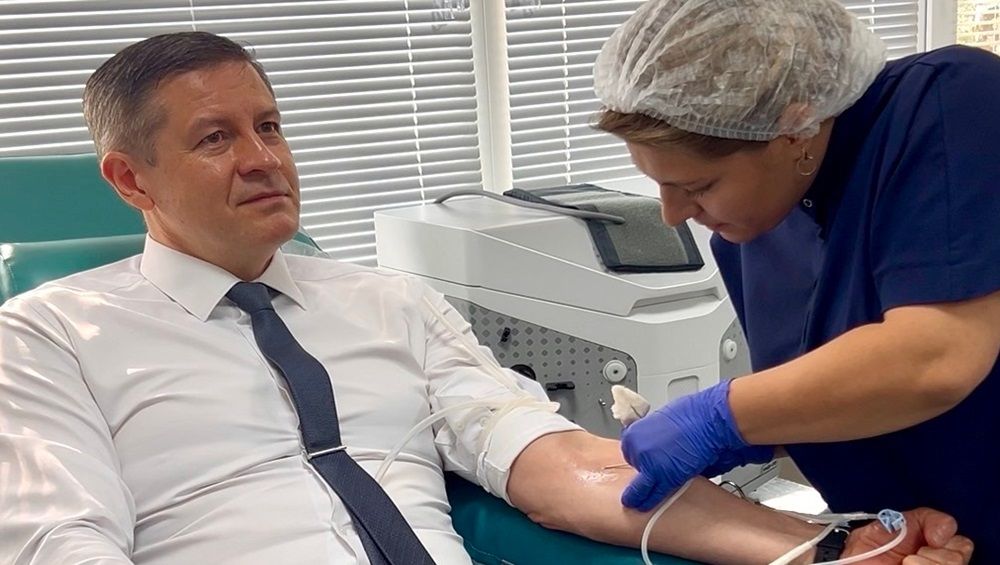 Губернатор Ковальчук поделился кровью и вступил в ряды брянских доноров