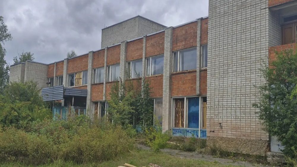 В Дубровке потребовали закрыть доступ в опасное здание бывшего дома культуры