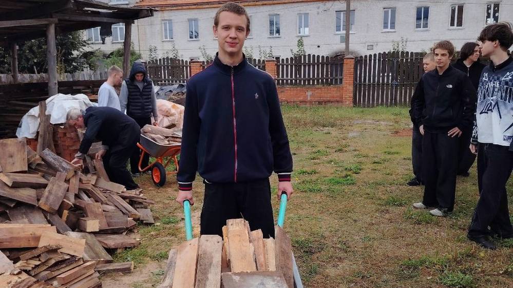 Студенты-волонтеры оказали помощь Карачевскому храму