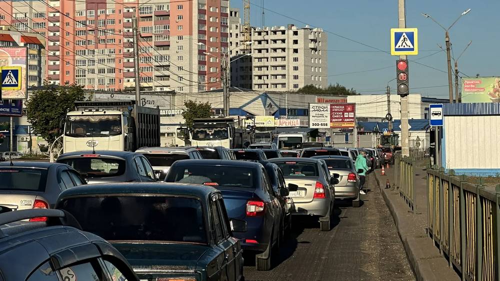В Брянске дорожники парализовали движение в час пик