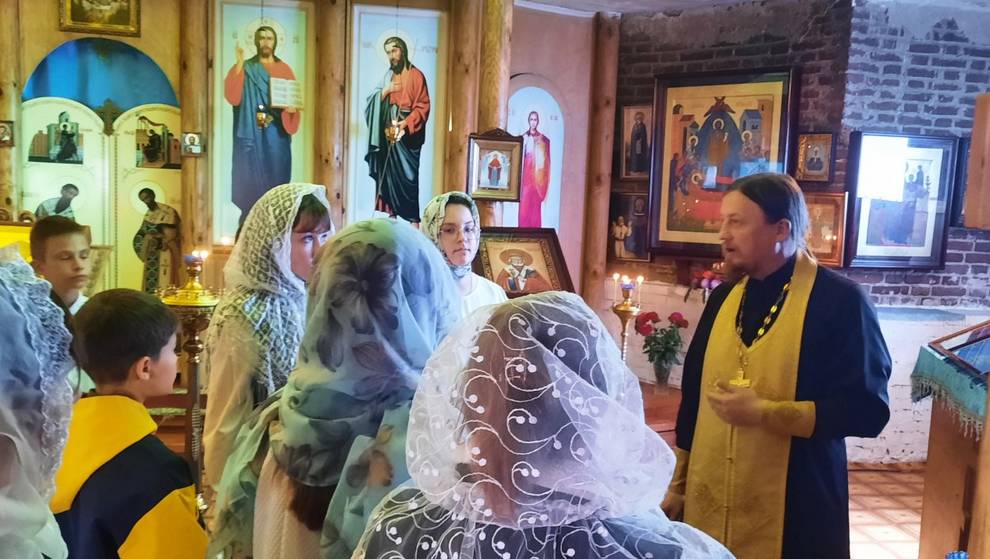 Брянские школьники посетили Успенский храм города Карачева