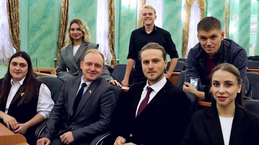 Патриотизм и гражданственность: молодые парламентарии провели очередное заседание