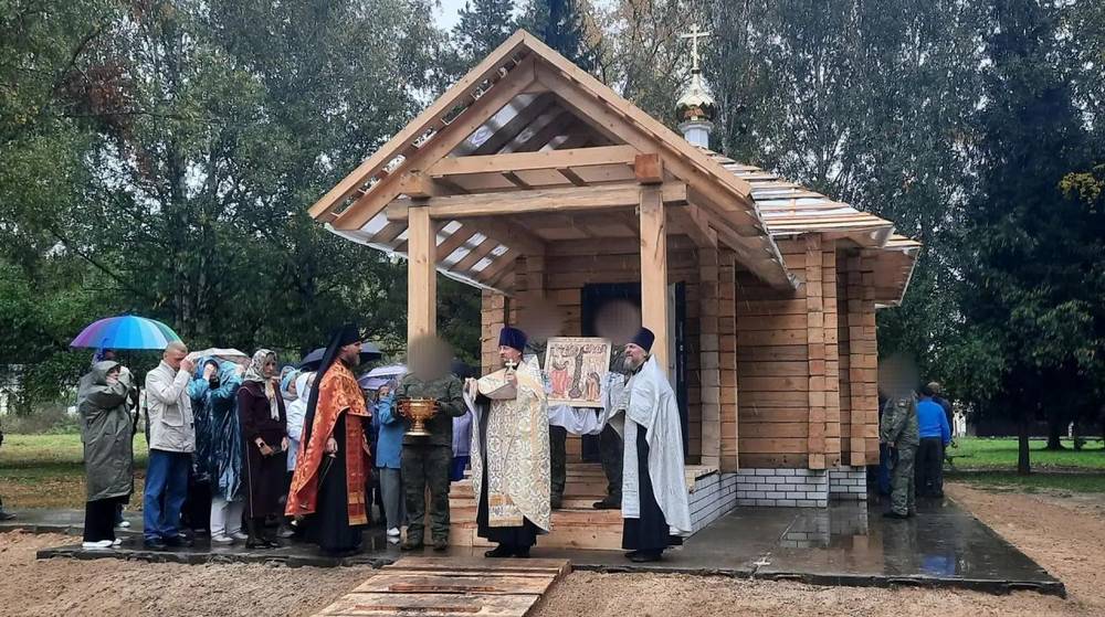 В строящемся храме Карачева совершен молебен в честь престольного праздника