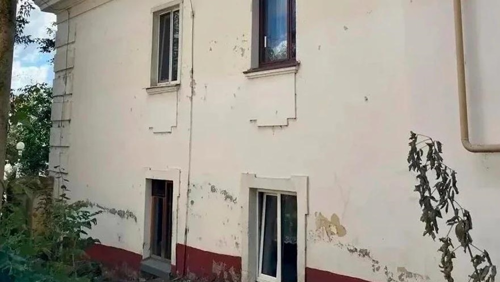 В Брянске коммунальщика наказали за разруху в подъезде дома на улице Калинина
