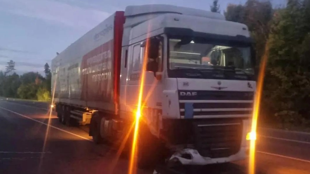 В Дятькове легковой автомобиль протаранил фуру – ранены два человека