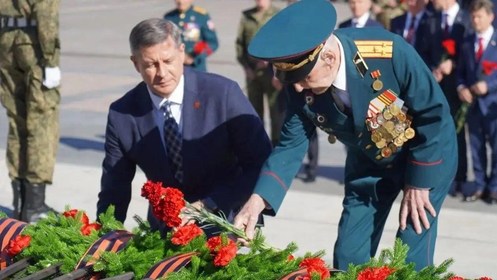 Брянский глава и 102-летний ветеран войны возложили цветы к Вечному огню