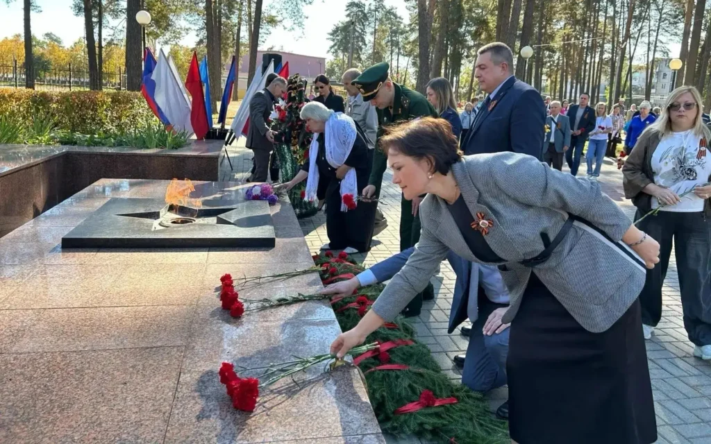 Жители Сельцо собрались у Вечного огня в годовщину освобождения от фашистов