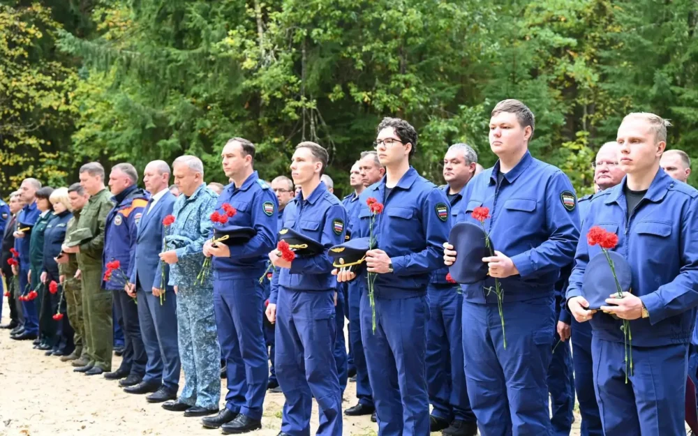 В лесу под Брянском прокуроры восстановили землянку партизанского отряда