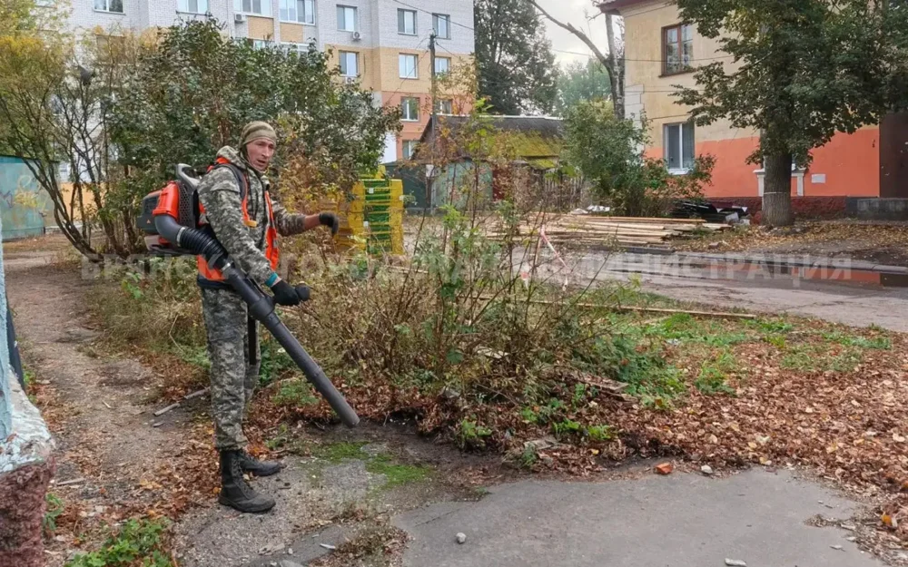 В Брянске начали чистить ливнёвки от опавшей листвы