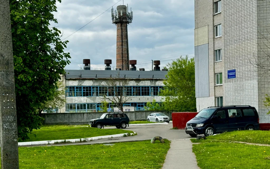 Суд обязал власти Брянска убрать вкопанные покрышки во дворах на улице Костычева